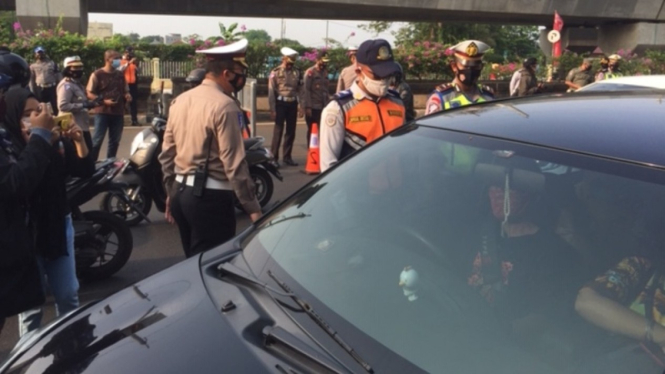  Dinas Perhubungan DKI Jakarta melakukan pengawasan penerapan PSBB di Jakarta