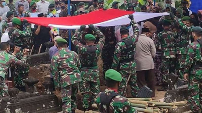 VIVA Militer: Pemakaman jenazah Sersan Satu TNI Heru Susanto.