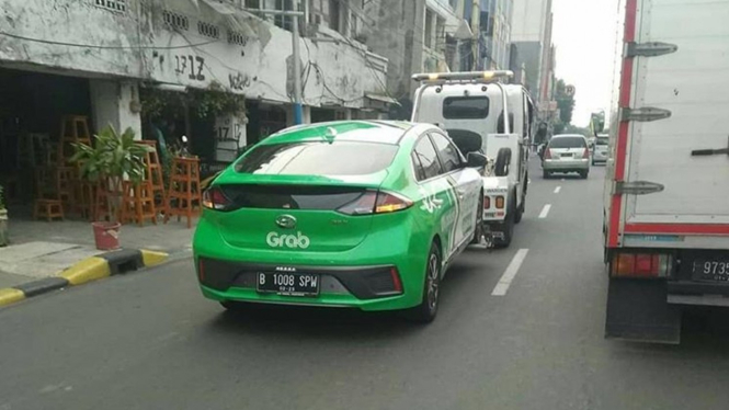 Mobil listrik Hyundai Ioniq milik taksi online diderek Dishub