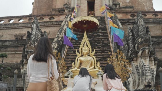 Turis lokal mengunjungi sebuah pura di Chiang Mai.