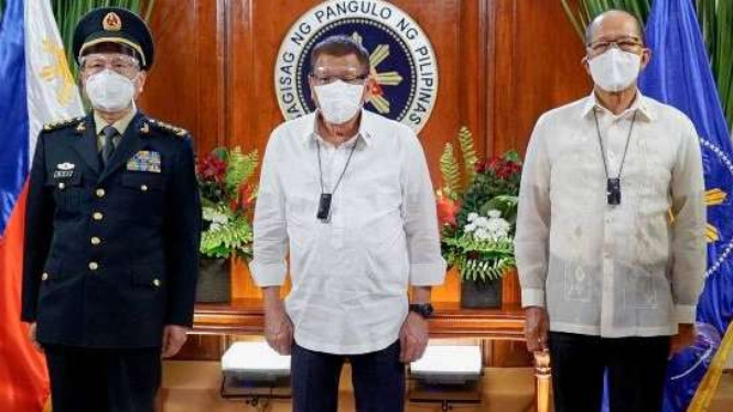 VIVA Militer: Presiden Filipina, Rodrigo Duterte (tengah)