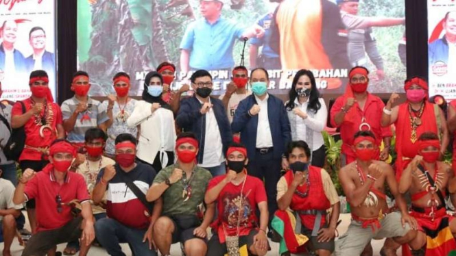 Kelompok Dayak di Kalimantan Tengah bersama Ben Brahim S Bahat