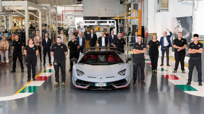 Mobil Lamborghini Aventador sudah diproduksi sebanyak 10 ribu unit