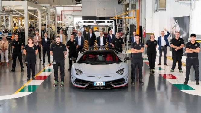 Mobil Lamborghini Aventador sudah diproduksi sebanyak 10 ribu unit