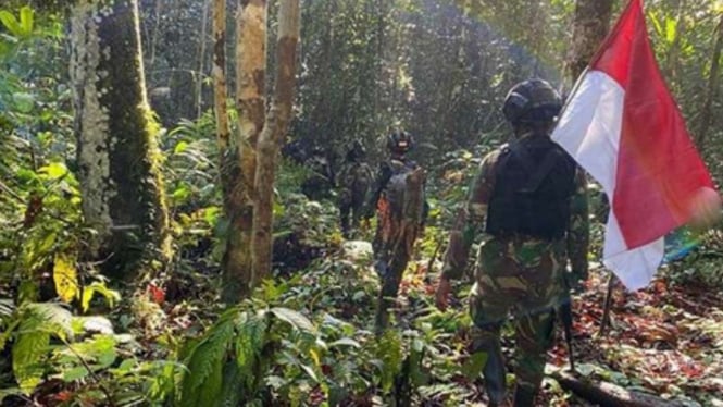 VIVA Militer: Prajurit Yonif MR 413 Kostrad di hutan Papua.