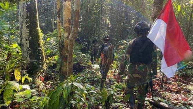 VIVA Militer: Prajurit Yonif MR 413 Kostrad di hutan Papua.