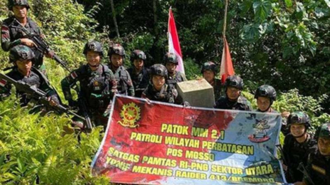 VIVA Militer: Prajurit Yonif MR 413 Kostrad di hutan Papua.