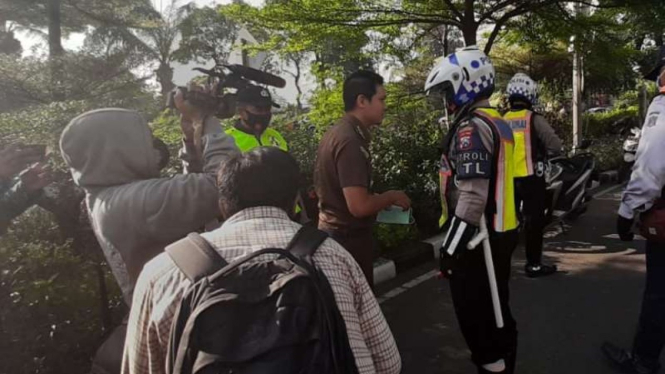 Oknum pegawai Kejaksaan Tinggi Jawa Timur saat terciduk petugas protokol kesehatan karena membuka masker di Surabaya pada Senin, 14 September 2020.