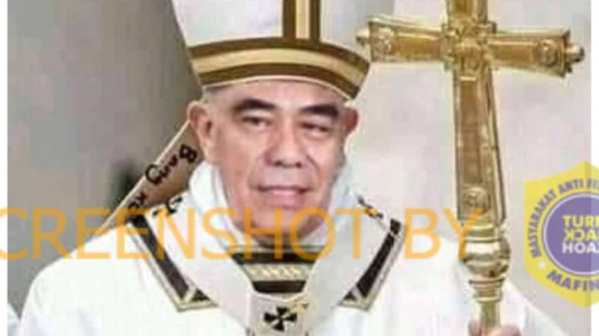 Foto hasil rekayasa alias manipulasi yang memperlihatkan wajah Menteri Agama Indonesia Fachrul Razi dengan busana ala pendeta Kristen.