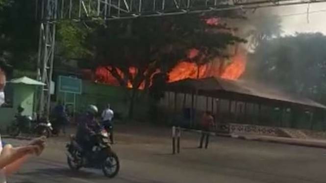 GOR Saburai Lampung terbakar