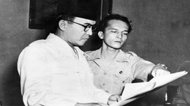 VIVA Militer: Mayor Jenderal TNI dr. A.K. Gani (kanan) Bersama Presiden Soekarno