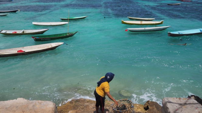 Seorang warga Nusa Lembongan bersiap turun ke laut untuk membudidayakan rumput laut.-ANTON MUHAJIR


