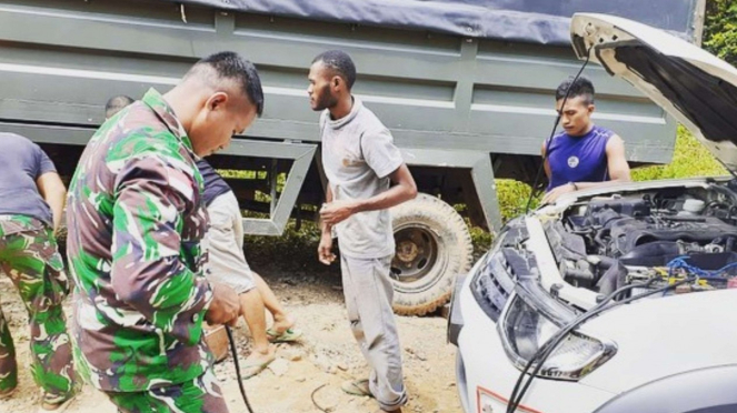 VIVA Militer: Satgas Pamtas Yonif 312/Kala Hitam Bantu Perbaiki Mobil di Papua