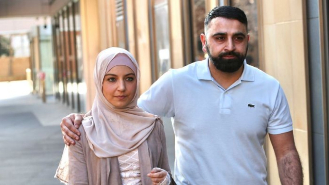 Korban penganiayaan Rana Elasmar didampingi suaminya usai mengikuti sidang kasusnya di Pengadilan Parramatta di pinggiran kota Sydney, Selasa (15/09/2020).