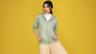 7 Tips Seleb Padu Padan Sweater Biar Tetap Kece Kerja di Rumah