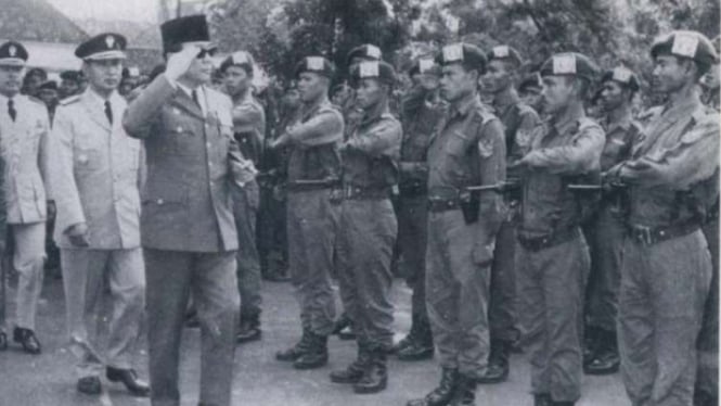 VIVA Militer: Presiden Soekarno di depan pasukan Indonesia