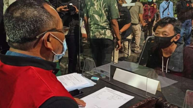 Ratusan warga Surabaya menjalani sidang di tempat karena melanggar protokol kesehatan pencegahan penularan COVID-19 pada Rabu malam, 16 September 2020.
