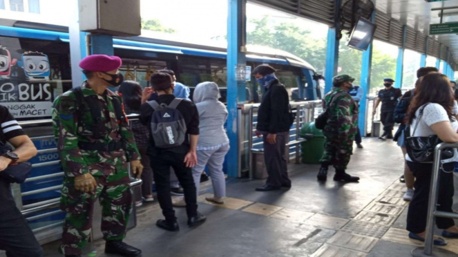 VIVA Militer: Kompi Harimau Perkasa Yonif 6 Brigif 1 Mar Amankan PSBB di Jakarta