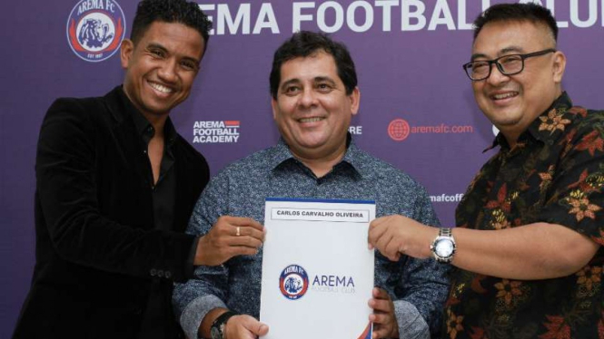Pelatih Arema FC,  Carlos Carvalho de Oliveira (tengah)