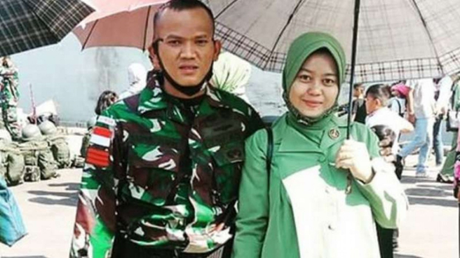 VIVA Militer: Praka Saiful bersama istri sebelum berangkat ke medan operasi.