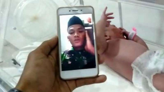 VIVA Militer: Praka Saiful kumandangkan azan untuk bayinya.
