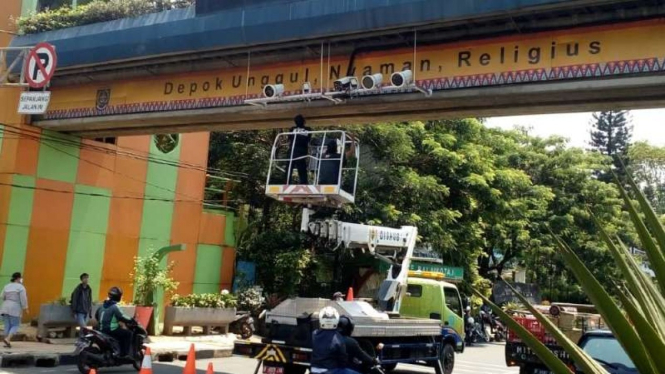 Jalan Margonda Depok mulai dipasangi tiang-tiang E-TLE