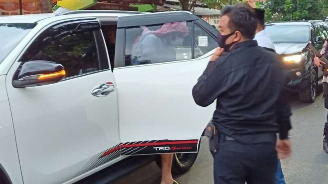 Syekh Ali Jaber (turun dari mobil) saat berdakwah di Malang