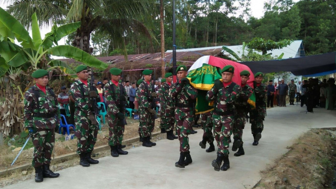 VIVA Militer: Prajurit TNI AD Bawa Peti Jenazah