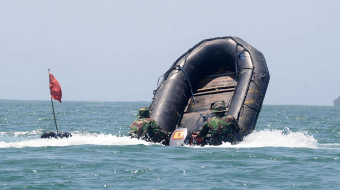 VIVA Militer: Pasukan Brigif 2 Marinir Latihan Adu Cepat dengan Perahu Karet