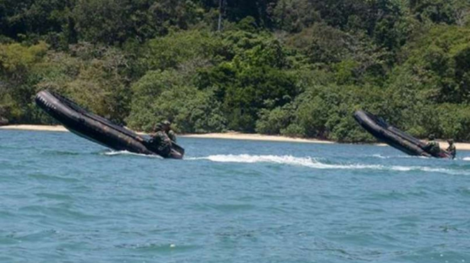 VIVA Militer: Aksi slalom rubber boat Marinir TNI 