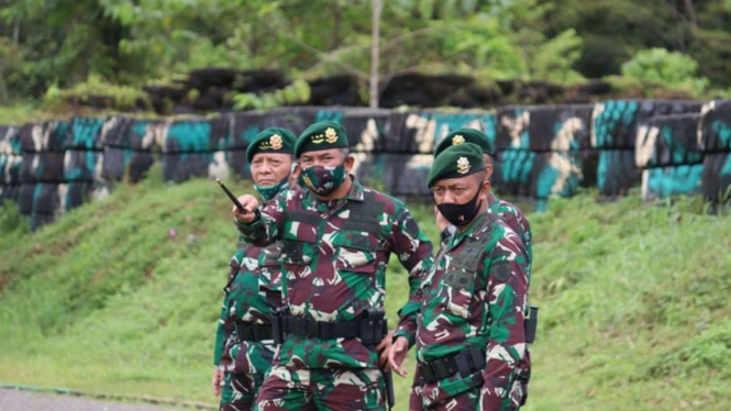 VIVA Militer: Pangkostrad Letjen TNI Eko Margiyono Kunjungi Markas Yonif 754