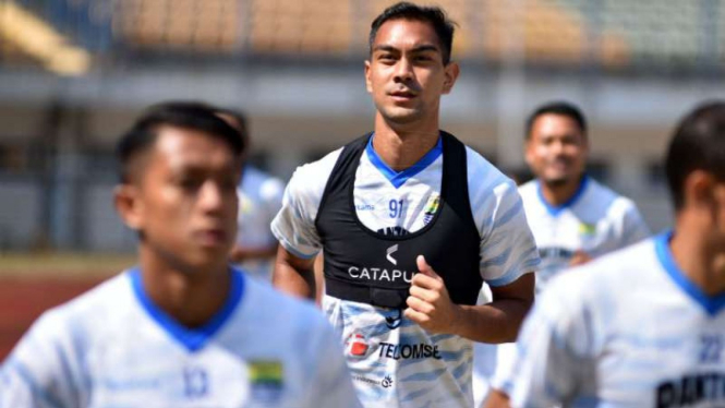 Omid Nazari saat memperkuat Persib Bandung.