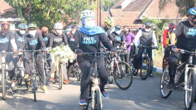 Gubernur Jawa Timur, Khofifah Indar Parawansa bersepeda keliling Kota Malang.