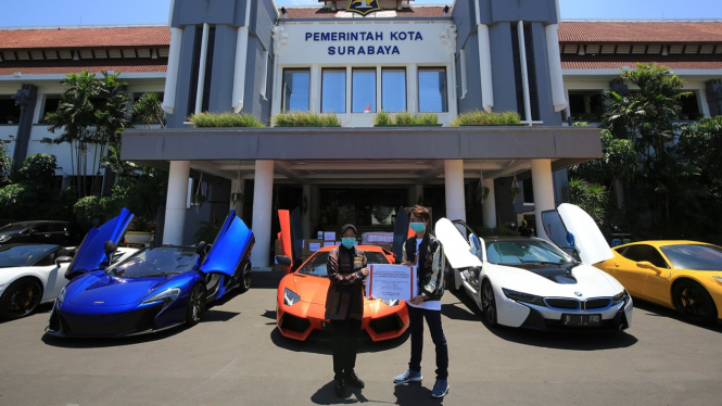 Wali Kota Surabaya Tri Rismaharini dengan 8 mobil mewah.