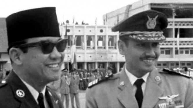 VIVA Militer: Marsekal Madya TNI Omar Dhani (kanan) dan Presiden Soekarno