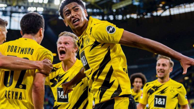 Pemain Borussia Dortmund rayakan gol Erling Haaland.