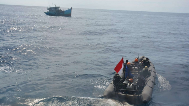 VIVA Militer: KRI USH 359 Tangkap 2 Kapal Vietnam di Natuna