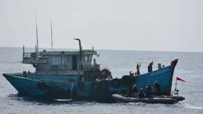 Pasukan TNI Angkatan Laut dengan rubber inflatable boat mencegat kapal ikan asing yang menangkap ikan secara ilegal di wilayah perairan Laut Natuna Utara, Kepulauan Riau, Sabtu, 19 September 2020.
