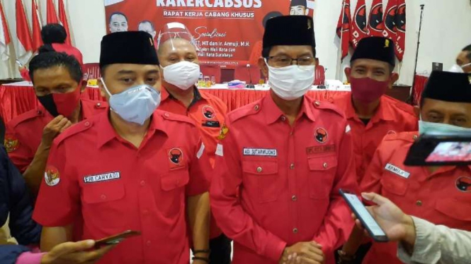 Ketua PDIP Surabaya Adi Sutarwijono dan pasangan calon wali kota dan wakil wali kota Eri Cahyadi-Armudji di kantor PDIP Jawa Timur pada Minggu, 20 September 2020.