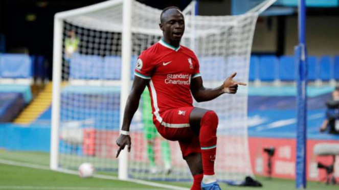 Winger Liverpool, Sadio Mane rayakan gol.