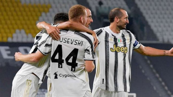 Pemain Juventus rayakan gol Dejan Kulusevski.