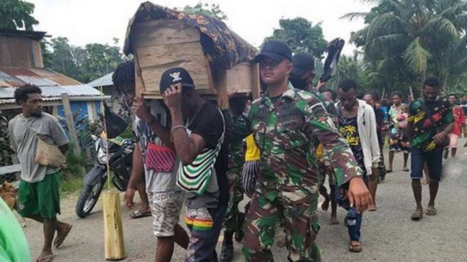 VIVA Militer: Pasukan Yonif Raider 100/PS gotong jenazah Pius Swo.