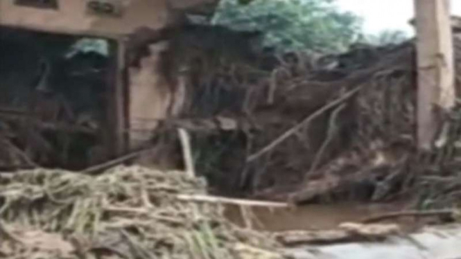 Kondisi usai banjir bandang di Cibuntu, Desa Pasawahan, Sukabumi, Jabar.