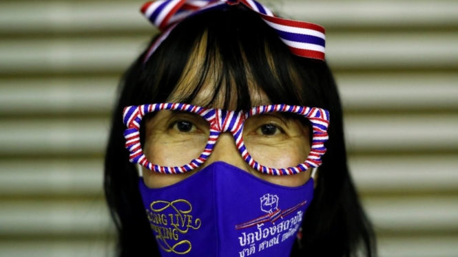 (Foto ilustrasi) Seorang pendukung Kerajaan Thailand mengenakan beragam atribut dalam demonstrasi menyokong pemerintah dan kerajaan.-Reuters

