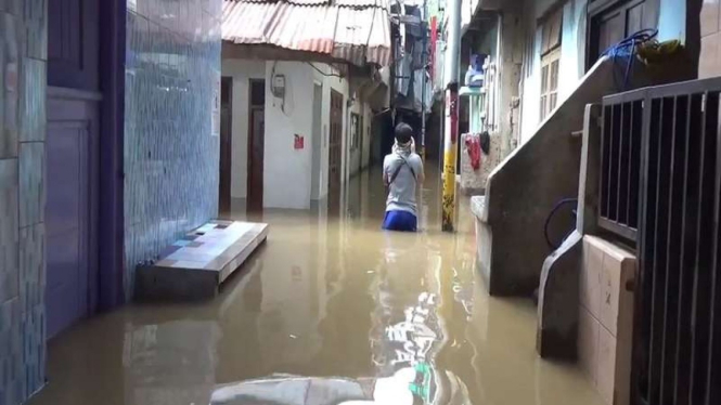 Banjir menggenangi wilayah Kebon Pala, Jakarta Timur