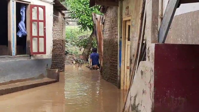 Banjir di permukiman warga kelurahan Cawang, Kecamatan Kramat Jati, Jakarta 