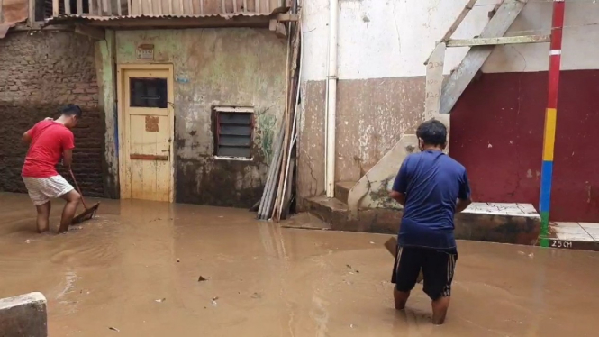 Banjir di permukiman warga kelurahan Cawang, Kecamatan Kramat Jati, Jakarta 