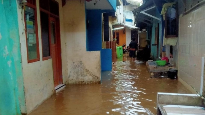Hujan deras Senin malam, 14 RT di Jakarta Barat dilanda banjir.