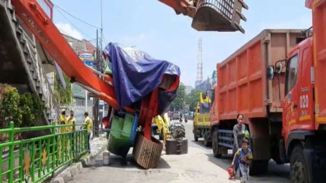Eskavator terguling hancurkan JPO di Kampung Melayu