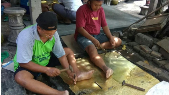 Para pegrajin logam di Sanggar Uri-uri Kriya Logam di Kotagede Yogyakarta terus berkarya ditengah Pandemi Covid-19.